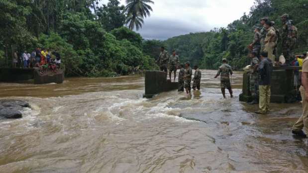 pictures hd images Indian Army, Indian Navy Kerala floods relief rescue operation operation madad operation sahyog victim disaster costal area tragedy role of Indian army in Kerala relief operation