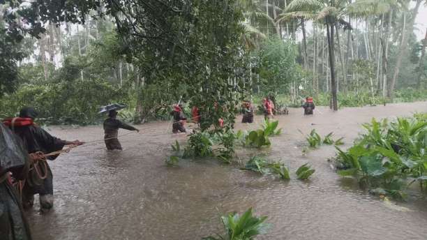 pictures hd images Indian Army, Indian Navy Kerala floods relief rescue operation operation madad operation sahyog victim disaster costal area tragedy role of Indian army in Kerala relief operation 