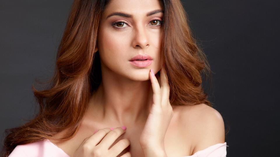 TV actress beautiful most expensive Tv actress, hot pictures of Tv actress, divyanka tripathi, jennifer winget, sakhshi tanwar, hina khan controversy ,price per episode, most beautiful TV actress, saas bah serials, daily soaps, Television