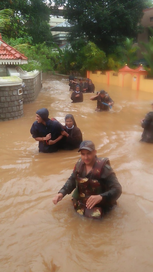 pictures hd images Indian Army, Indian Navy Kerala floods relief rescue operation operation madad operation sahyog victim disaster costal area tragedy role of Indian army in Kerala relief operation