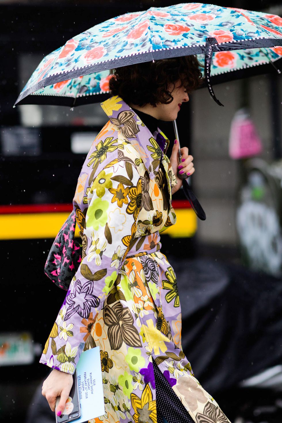 rainy day outfit, rainy season monsoon dress clothes monsoon fashion trends 2018 monsoon fashion guide weather appropriate clothes spring autumn monsson fashion hacks umbrella floral print trench coat rain boots transparent clothes PVC coated accessories