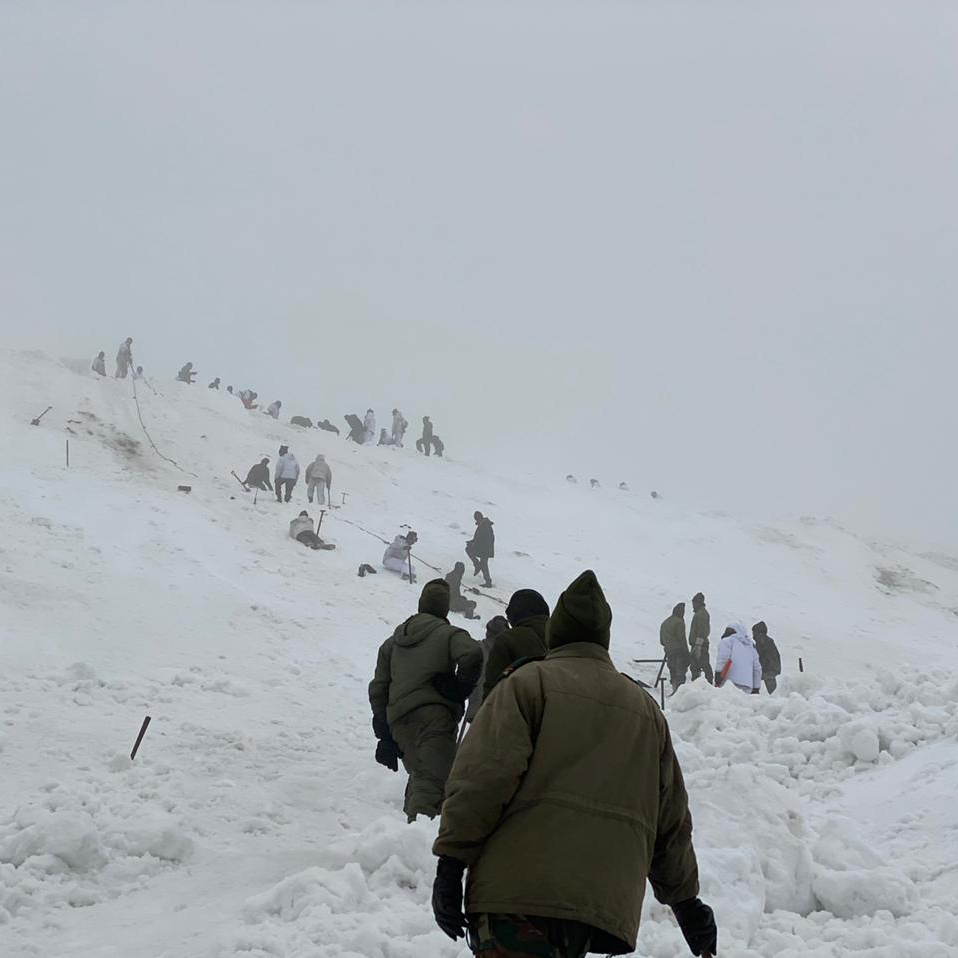 maram naga manipur Lt Colonel Robert TA Sapala Shanmukha Rao Indian Army officer solider martyr north sikkim avalanche snow buried in rescue team wreath laying family friends coursemates