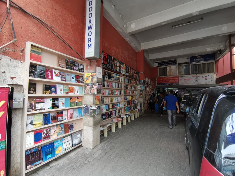 blossom book house,bookworm bookstore sapna bengaluru higginbotham best bookstore must visit top 5 top 10 iconic legendary bangalore books on discount paperback book lover reader author crossword landmark india indian booksigning library second hand book available used books rare books history books comics magazines travel guide