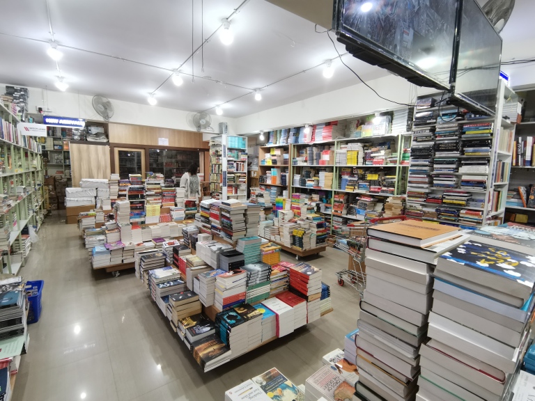 blossom book house,bookworm bookstore sapna bengaluru higginbotham best bookstore must visit top 5 top 10 iconic legendary bangalore books on discount paperback book lover reader author crossword landmark india indian booksigning library second hand book available used books rare books history books comics magazines travel guide