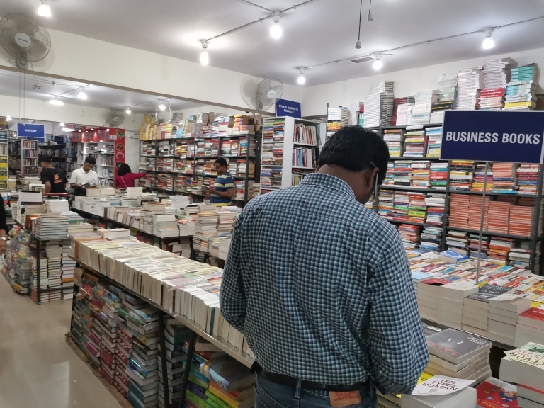 blossom book house,bookworm bookstore sapna bengaluru higginbotham best bookstore must visit top 5 top 10 iconic legendary bangalore books on discount paperback book lover reader author crossword landmark india indian booksigning library second hand book available used books rare books history books comics magazines travel guide