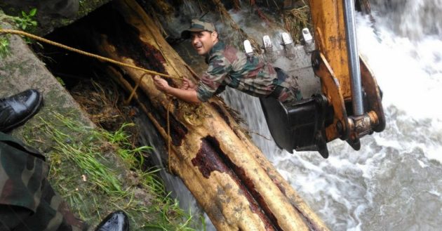 pictures hd images Indian Army, Indian Navy Kerala floods relief rescue operation operation madad operation sahyog victim disaster costal area tragedy role of Indian army in Kerala relief operation 