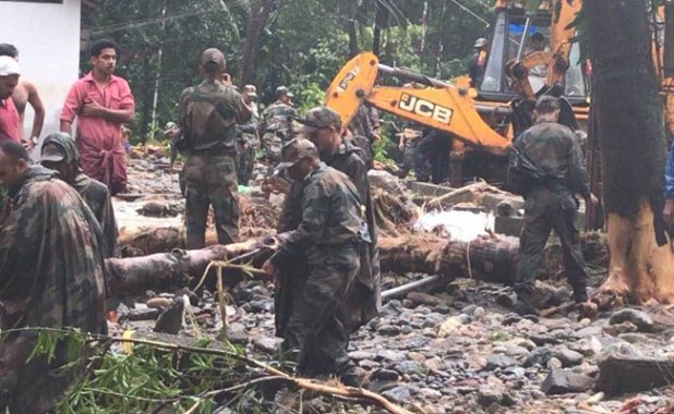 pictures hd images Indian Army, Indian Navy Kerala floods relief rescue operation operation madad operation sahyog victim disaster costal area tragedy role of Indian army in Kerala relief operation